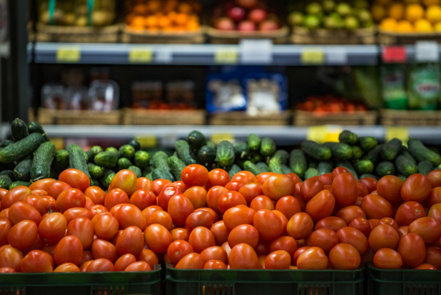 Inspekcja Handlowa sprawdza czy sieci handlowe prawidłowo podają informację o kraju pochodzenia m.in. pomidorów/ fot shutterstock Inspekcja Handlowa wzięła pod lupę 1256 partii warzyw i owoców w 98 supermarketach