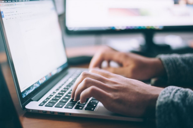 Apel do rolników, aby wnioski o płatności bezpośrednie składali elektronicznie; fot. unsplash.com Koronawirus: MRiRW apeluje o składanie online wniosków o płatności bezpośrednie
