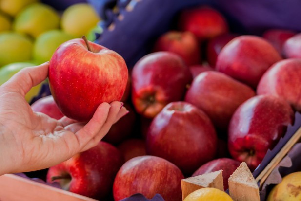Rozprzestrzenianie się COVID-19 spowodowało wiele zaburzeń w łańcuchach dostaw towarów na rynkach światowych. / fot. shutterstock Ekspert: Może spaść zapotrzebowanie na owoce i warzywa przez koronawirusa
