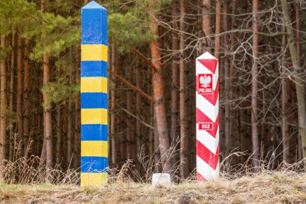 W związku z zapowiedzią całkowitego zamknięcia od soboty regularnego ruchu pasażerskiego na granicy z Ukrainą wzrosła liczba osób wracających do kraju / fot. shutterstok Ukraina: W związku z zapowiedzią zamknięcia granic wraca więcej osób
