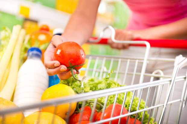 Zmiana zachowań konsumenckich mogłaby sprawić, że w polskiej gospodarce pozostawałoby rocznie dodatkowe ok. 66 mld zł / fot. shutterstock Analiza: Wybierasz polskie produkty, wspierasz gospodarkę