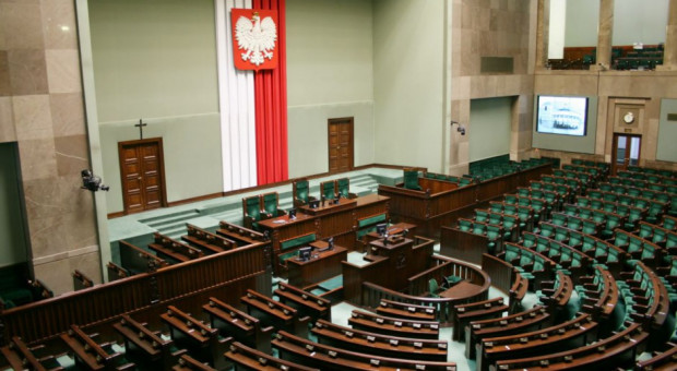 Sejm zgodził się na wprowadzenie siedmiu z 77 poprawek zgłoszonych w drugim czytaniu/ fot. shutterstock Sejm za kolejnymi zmianami w tarczy antykryzysowej