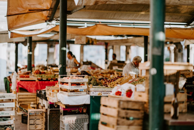 Niesprzedane produkty kupi Agencja Pomocy Społecznej; fot. unsplash.com Zamknięte targi i bazary w Bułgarii. Niesprzedane produkty kupi państwo