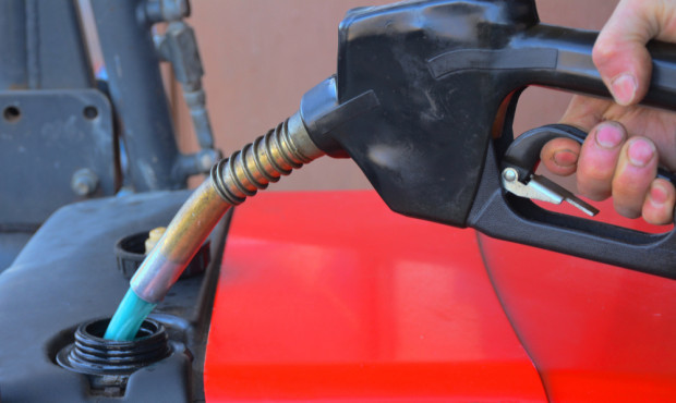 Pandemia koronawirusa wyraźnie obniża ceny paliw na stacjach. Z przeprowadzonego przez e-petrol.pl notowania wynika, że w połowie kwietnia ponownie spadły one o kilka groszy, a widok ceny poniżej 4 zł za litr Pb95 czy diesla nie jest dziś czymś niezwykłym. / fot. shutterstock Paliwo rolnicze tanieje - czas na zakup zbiornika?