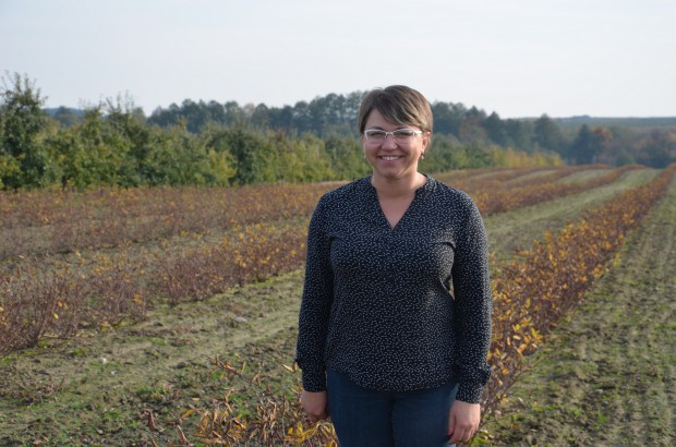 Anna Litwin, współwłaścicielka gospodarstwa zajmującego się uprawą jagody kamczackiej (Blue Haskap) z Palczewa k. Warki / fot. sadyogrody.pl Susza i brak rąk do pracy, a nie wirus, niepokoi plantatorów jagody kamczackiej (wideo)