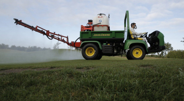 Pojazd użytkowy John Deere Gator może zostać wyposażony w opryskiwacz, dzięki czemu doskonale sprawdzi się podczas dezynfekcji miast/ fot. materiały prasowe Maszyny John Deere pomocne w walce z koronawirusem