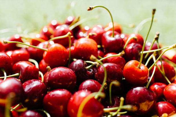 Czereśnie widoczne na zdjęciu są drogie, bo mogą pochodzić z importu/ fot. pixabay Czereśnie po 70 zł za kilogram? GUS: Wzrost cen owoców najwyższy