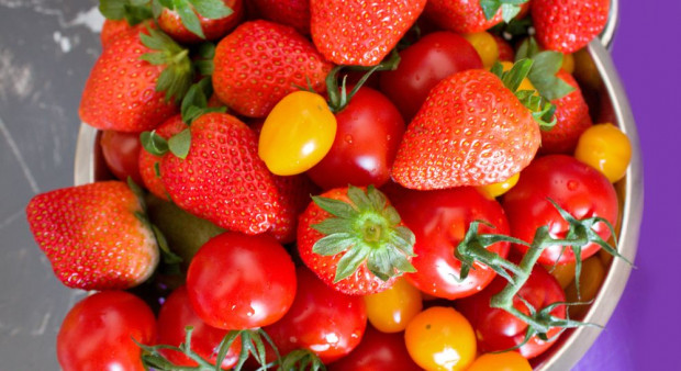 Najwięcej fanów mają truskawki i pomidory/ fot. shutterstock Ulubionymi owocemi Polaków są truskawki, a warzywami - pomidory