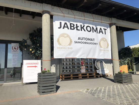 Automat samoobsługowy do sprzedaży jabłek i soków/ fot. materialy prasowe Jabłka z automatu – nowa forma sprzedaży w gospodarstwie "Dębski Sad" (zdjęcia)