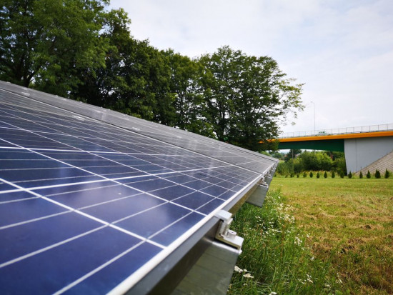 Dynamika przyrostu nowych instalacji fotowoltaicznych sprawia, że sektor energetyki słonecznej jest obecnie najszybciej rozwijającym się sektorem OZE w Polsce/ fot shutterstock Ministerstwo Klimatu: z OZE w Polsce pozyskujemy 10 GW mocy