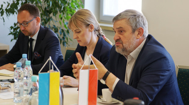 Minister J. K. Ardanowski podczas rozmowy z ambasadorem Ukrainy/ FOT. MRiRW Ardanowski rozmawiał z Ambasadorem Ukrainy w sprawie pracowników sezonowych