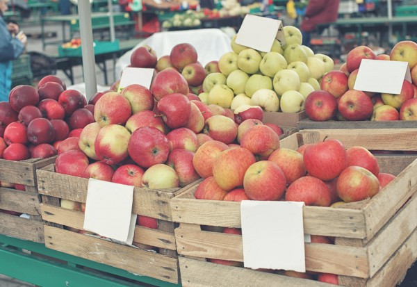 Wczesne jabłka dostępne w hurcie; fot. shutterstock.com Ceny jabłek w hurcie w granicach 6 zł/kg