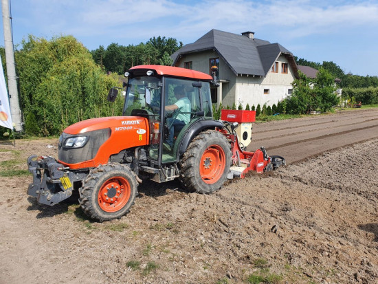 Na pokazie w Woli Starowiejskiej mieliśmy okazję zobaczyć specjalną maszynę MixTiller Dry włoskiej firmy Forigo/ fot. materiały prasowe Pokaz odkażania gleby na plantacji truskawek (zdjęcia+ wideo)