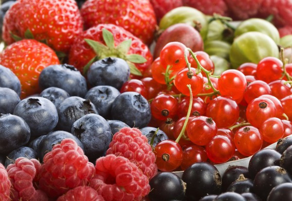 Polscy sprzedawcy oferują szeroki wachlarz asortymentu letnich owoców/ fot.shutterstock.com Na Broniszach trwa pełnia sezonu. Jak kształtują się ceny i dostępność owoców?