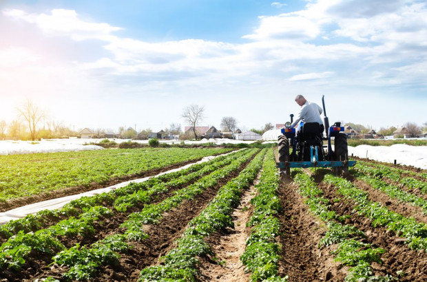 Przekazanie gospodarstwa musi być trwałe, czyli odbyć się wyłącznie na podstawie umowy sprzedaży albo umowy darowizny/ fot. shutterstock Rolnik przekazujący swoje gospodarstwo może ubiegać się o rekompensatę z PROW