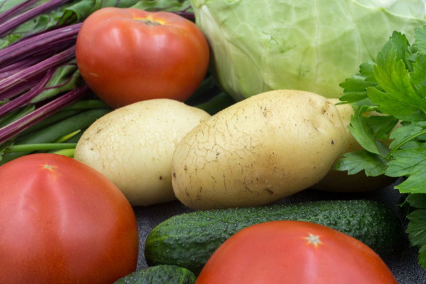 Ziemniaki, pomidory, ogórki najchętniej spożywanymi warzywami w sierpniu (badanie)
