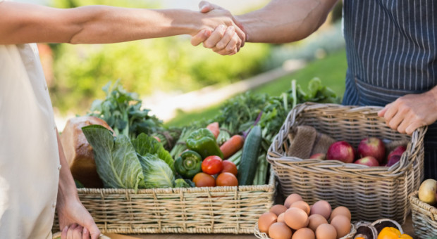 W warunkach pandemii konsumenci w większym niż do tej pory stopniu zwracają uwagę na jakość/ fot. shutterstock Klienci chętniej kupują żywność wytworzoną bezpośrednio przez rolników