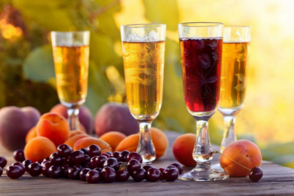 Produkcja win owocowych mocno spadła w sierpniu i po 8 miesiącach 2020 r.