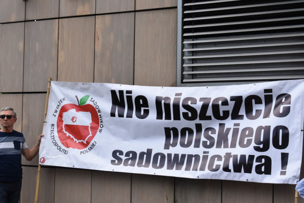 Dziś pod siedzibą Jeronimo Martins odbył się protest sadowników/ fot. sadyogrody.pl Maliszewski: Sieci handlowe wykorzystują swoją pozycję, by czerpać nadmierne korzyści (foto+wideo)
