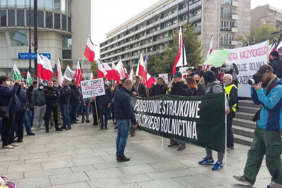 Trwa protest rolników na placu Trzech Krzyży w Warszawie