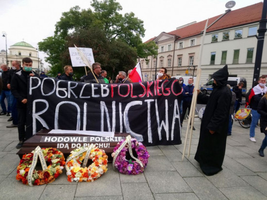 To już kolejny protest działaczy AGROunii przeciwko nowelizacji ustawy o ochronie zwierząt/ fot. farmer Rolnicy odpalili race na rondzie Dmowskiego. Lider AGROunii: to zapowiedź tego, co może się stać