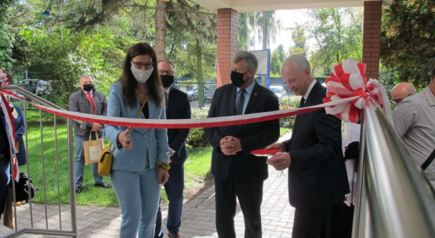 Uroczyste przecięcie wstęgi, fot. PIORiN Jubileusz 30-lecia Centralnego Laboratorium GIORiN