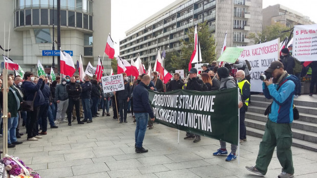 W związku z ogólnopolską akcją protestacyjną rolników na drogach krajowych mogą wystąpić utrudnienia/ fot.farmer.pl Na drogach rozpoczęły się rolnicze protesty
