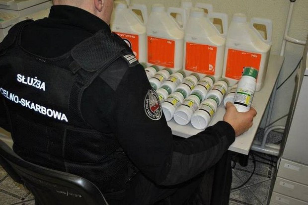 Funkcjonariusze Krajowej Administracji Skarbowej udaremnili przemyt 20 kg środków ochrony roślin /Fot. KAS Medyka, Podkarpackie: Funkcjonariusze zabezpieczyli 20 kg nielegalnych środków ochrony roślin