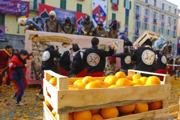 Bitwy na pomarańcze to jedno z najbardziej sugestywnych wydarzeń karnawałowych w Europie/ fot. shutterstock Włochy: Z powodu pandemii nie odbędą się karnawałowe bitwy na pomarańcze