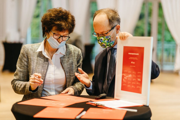 Dyrektor IO prof. Dorota Konopacka i Maciej Dolata/ fot. Materiały prasowe Światowy Dzień Owoców i Warzyw pod znakiem upowszechniania zdrowego jedzenia i integracji sektora (foto +wideo)