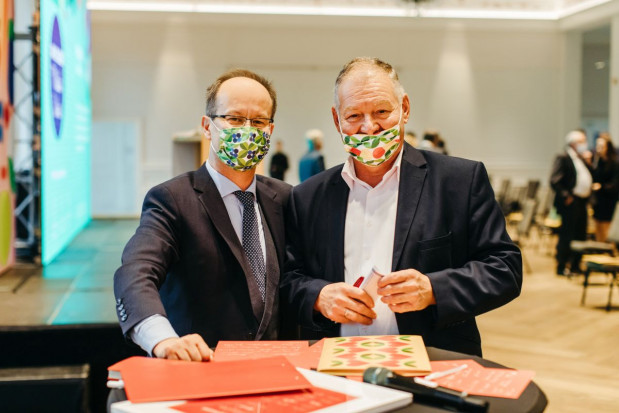 Maciej Dolata i Mirosław Łuska, prezes Zrzeszenia Producentów Papryki RP/ fot. materiały prasowe Światowy Dzień Owoców i Warzyw pod znakiem upowszechniania zdrowego jedzenia i integracji sektora (foto +wideo)