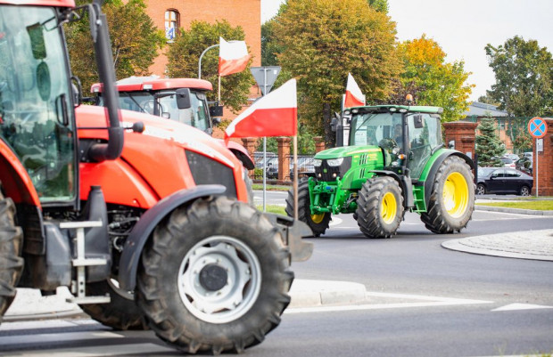 Rolnicy rozpoczęli blokady dróg krajowych/ fot. Szymon Mucha; shutterstock Warmińsko-mazurskie: Rolnicy blokują drogi krajowe w okolicach Szczytna, Bartoszyc i Ostródy