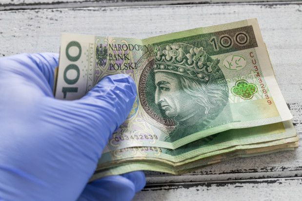 Czy sadownik ma obowiązek wypłacenia pracownikowi wynagrodzenie za czas pobytu na kwarantannie?/ fot.shutterstock.com Jakie stawki za pracę cudzoziemców podczas pobytu na kwarantannie?