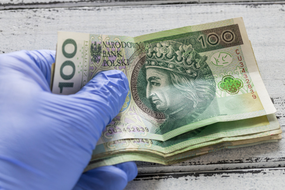 Czy sadownik ma obowiązek wypłacenia pracownikowi wynagrodzenie za czas pobytu na kwarantannie?/ fot.shutterstock.com Jakie stawki za pracę cudzoziemców podczas pobytu na kwarantannie?