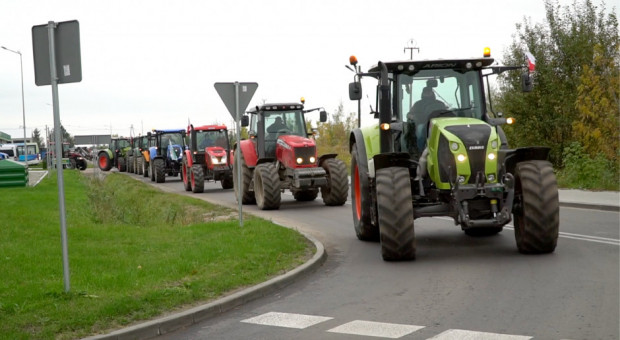 Protestujący do stolicy przyjechali ciągnikami/ fot. za Farmer Warszawa: rolnicy zablokowali traktorami skrzyżowanie Płockiej z Kasprzaka