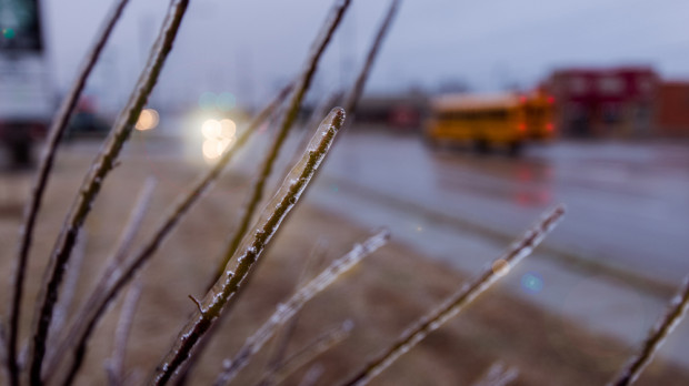 Należy spodziewać się opadów marznącego deszczu, które miejscami mogą powodować gołoledź. /fot. shutterstock.com IMGW ostrzega: marznące opady w ośmiu województwach