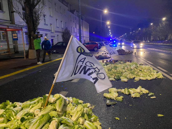 Agrounia rozsypała żywność pod domem Kaczyńskiego/ fot. Facebook Agrounia Protest rolników: Agrounia rozsypała żywność pod domem Kaczyńskiego