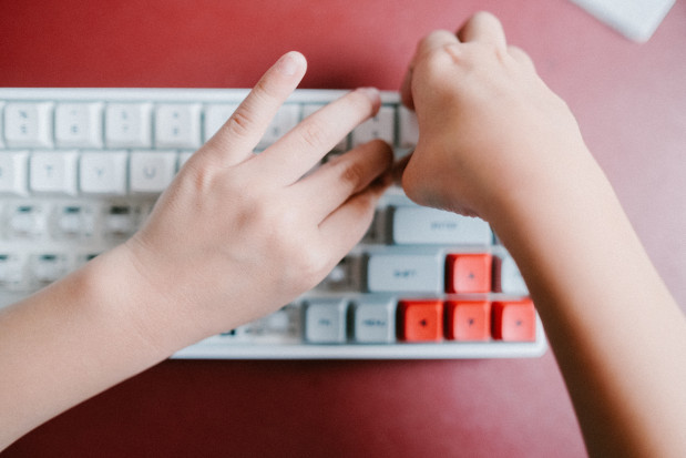 1500 zł na rodzinę można będzie przeznaczyć z ARiMR na zakup komputera; fot. unsplash.com ARiMR sfinansuje komputer dla rodzin z co najmniej dwojgiem dzieci rolnika