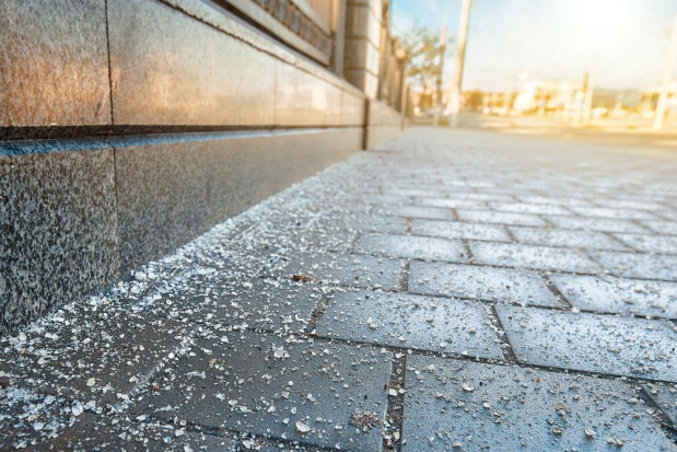 IMGW ostrzega przed oblodzeniem w dziewięciu województwach/ fot. shutterstock IMGW ostrzega przed oblodzeniem dróg w dziewięciu województwach