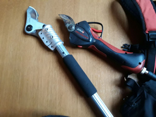 Sekator elektryczny można w skrócie opisać jako rozwinięcie narzędzia pneumatycznego/ fot. materiały redakcji Sekator elektryczny do cięcia sadu – czy warto?