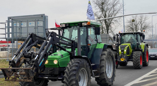 Grupa rolników z Agrounii rozpoczęła blokadę ronda pod Strykowem / fot. Fb Agrounia Łódzkie: rolnicy z Agrounii blokują rondo pod Strykowem