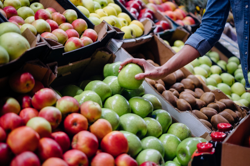 Badanie: W 2020 roku w sklepach taniały warzywa, najdroższe były jabłka