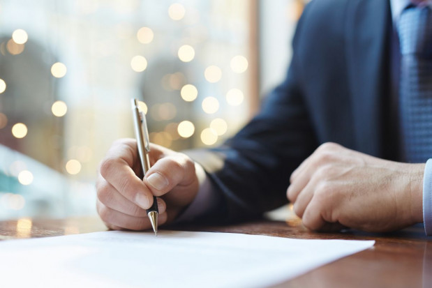 Chińczycy wypowiedzieli umowy z Ursusem; fot. shutterstock.com Chińczycy wypowiedzieli umowy z Ursusem, bo firma poinformowała o współpracy