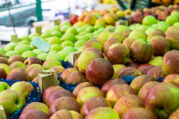 W Lidlu jabłko po 1 zł/szt., w Kauflandzie - 1,99 zł/kg; fot. shutterstock.com W Lidlu jabłko po 1 zł/szt., w Kauflandzie - 1,99 zł/kg