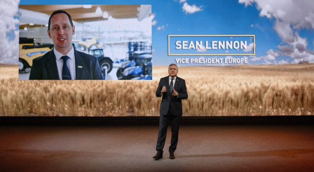 W konferencji brali udział m.in. Sean Lennon - wiceprezydent marki na Europę (po lewej) oraz Carlo Lambro, prezydent marki (po prawej) fot. mat. prasowe New Holland prezentuje nowości na 2021 rok