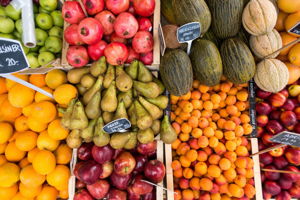 Lidl przecenie polskie gruszki, a Biedronka - "letnie" owoce; fot. unsplash.com Lidl przecenia polskie gruszki, a Biedronka - "letnie" owoce