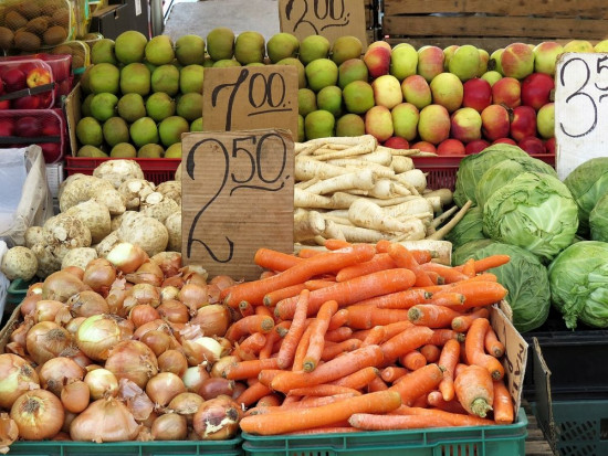 Dobre krajowe zbiory obniżyły dynamikę cen owoców i warzyw/ fot. shutterstock Credit Agricole: Dobre zbiory obniżyły dynamikę cen owoców i warzyw