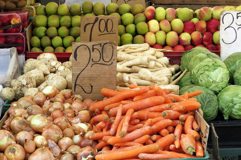 Credit Agricole: Dobre zbiory obniżyły dynamikę cen owoców i warzyw
