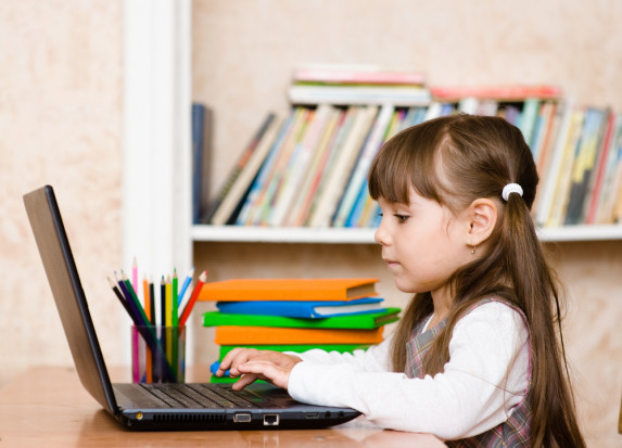 Termin rozliczenia zakupu komputera dla dziecka z rodziny rolniczej mija 15 kwietnia/ fot. shutterstock.com ARiMR: Do15 kwietnia rozliczyć należy zakup komputera dla dziecka z rodziny rolniczej