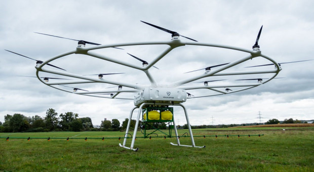 Francuzi testują dron opryskujący - jakie korzyści?